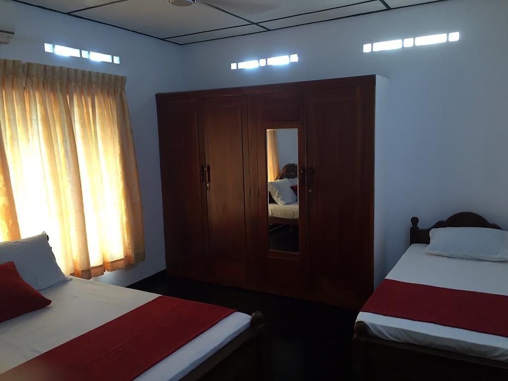 Yaarl Holiday Inn Jaffna Exterior photo